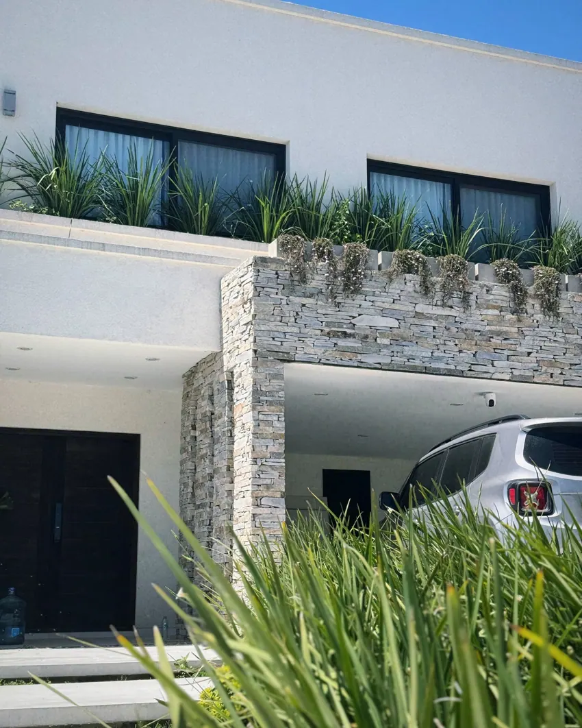 Jardín residencial y piscina